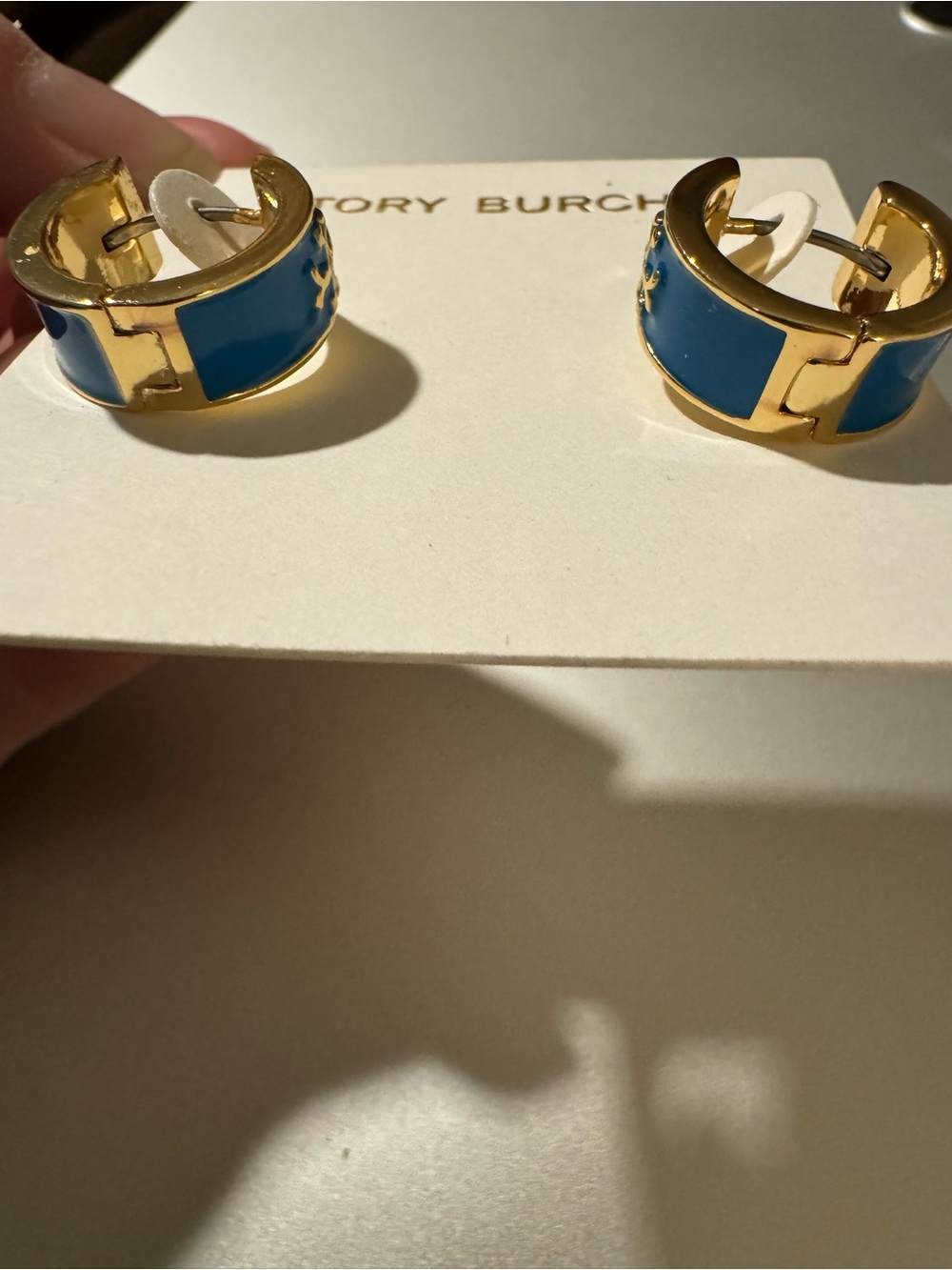 Tory Burch New Kira Color Logo Huggie Hoop Earrings - Picture 7 of 7